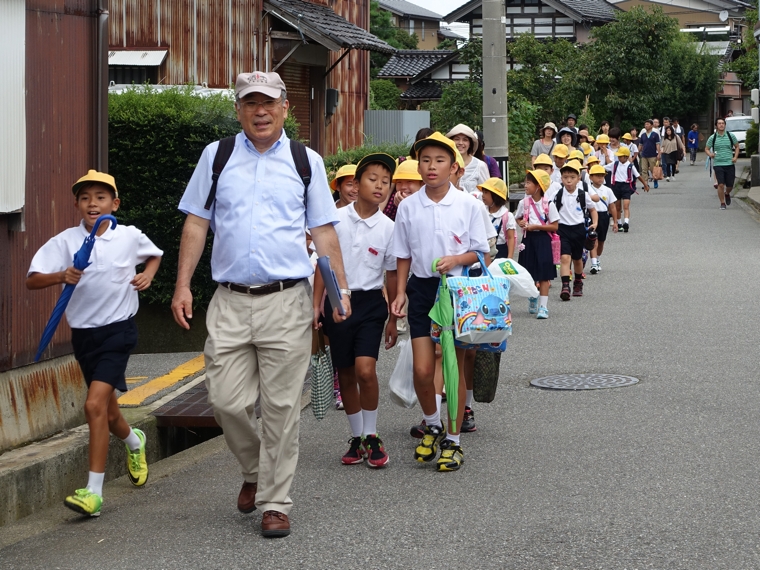 小学校へ２