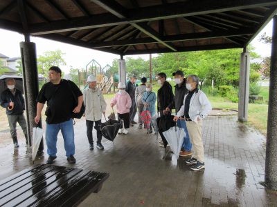 あいにくの天候のため、ほたる公園に集合後すぐに集会所へ移動しました。