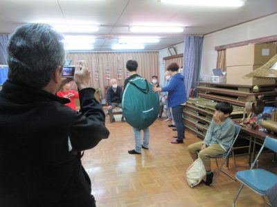 講義前の様子です。
テントはコンパクトに収納されています。広げると・・・