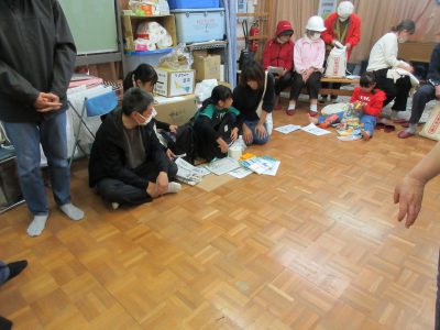 非常用持ち出し袋の説明の様子です。食料、飲料、衣服等の説明は良く聞きますが、子供目線の持ち物として、ポータブルゲーム、カードゲームもあったほうが良いとのことです。避難疲れからくるストレス緩和につながるようです